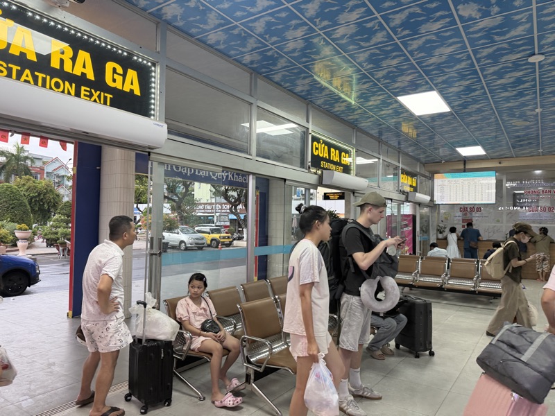ダナン駅の待合室