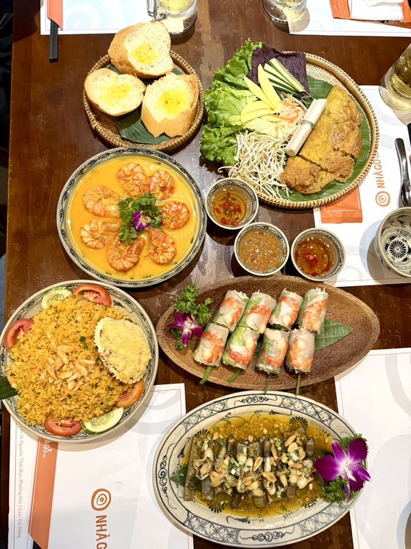 ベトナム料理の並ぶ食卓