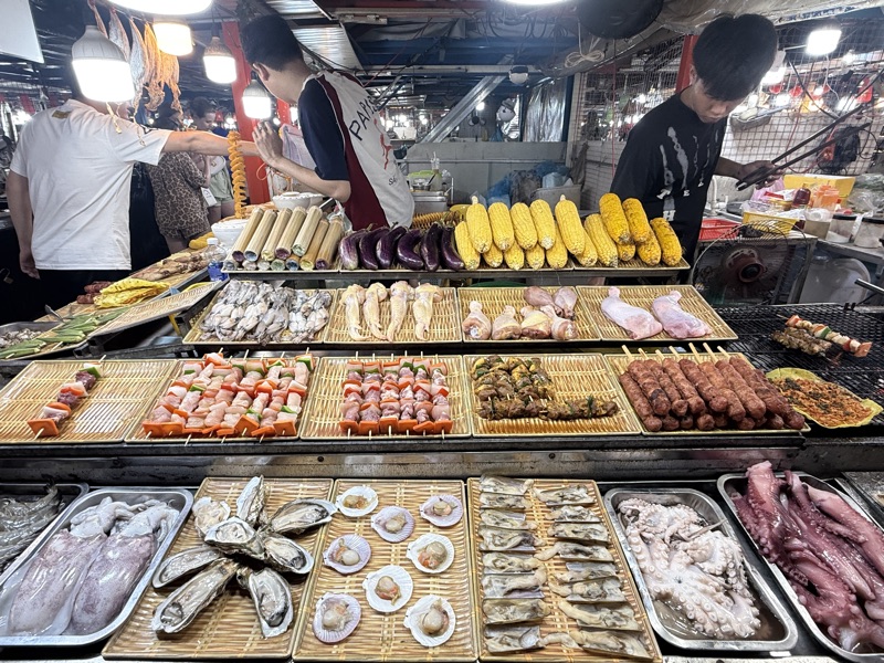 夜市の屋台に並ぶ海鮮