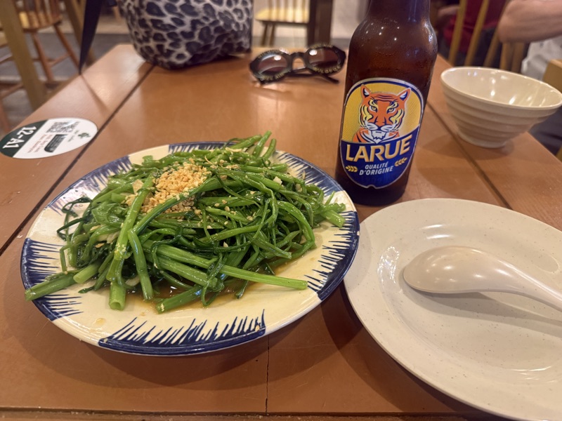 空芯菜炒めと瓶ビールのひとり昼食